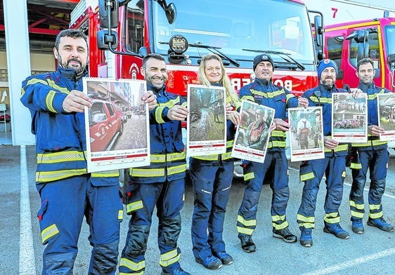 Borja González, Diego Sangrador, Roxanna Hill, Severino Prieto, Manuel Agudo, Roberto Ruiz, Iván Peláez y Javier Díez muestran el calendario solidario.