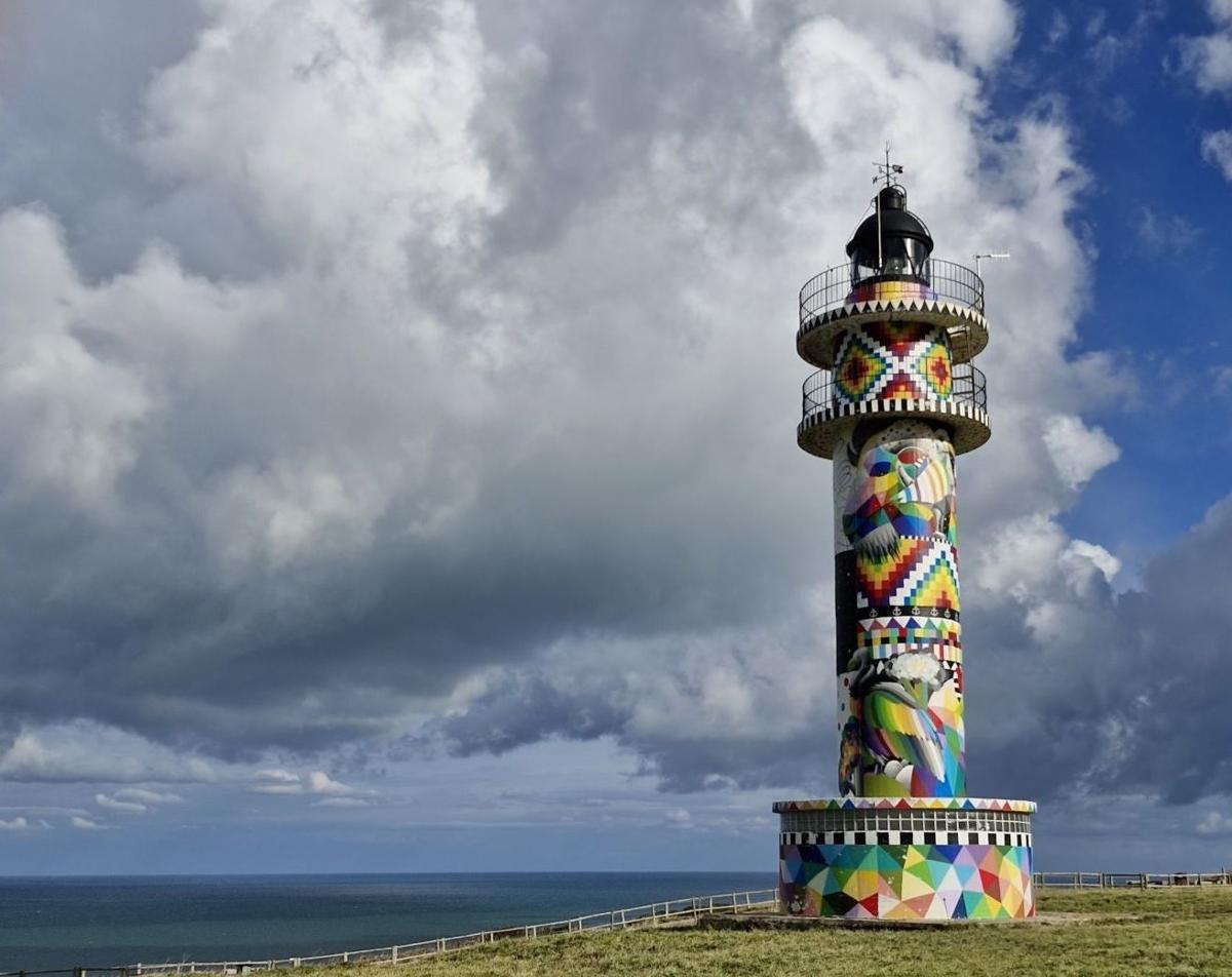 El camino hacia un faro de colores