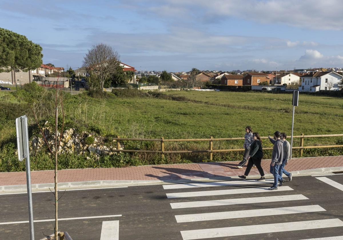 Parcela donde se construirán viviendas unifamiliares en San Román, cerca del centro cívico Mercedes Cacicedo.