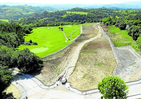 Trabajos de urbanización de los terrenos en los que se construirán las primeras viviendas del Golf Santa Marina.