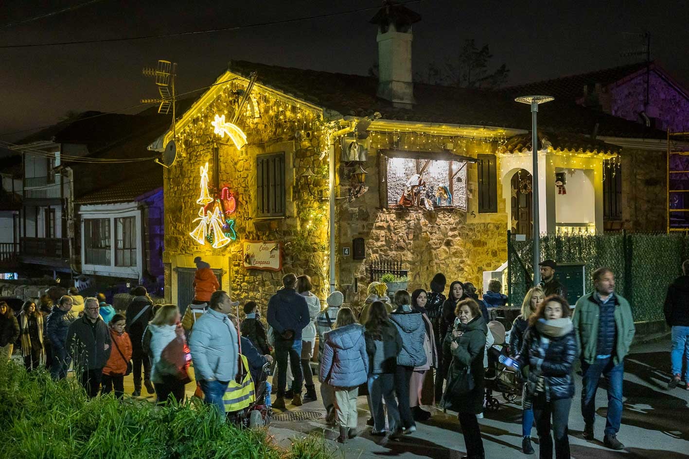 Los asistentes recorren las calles de Quijano para ver las casas decoradas.