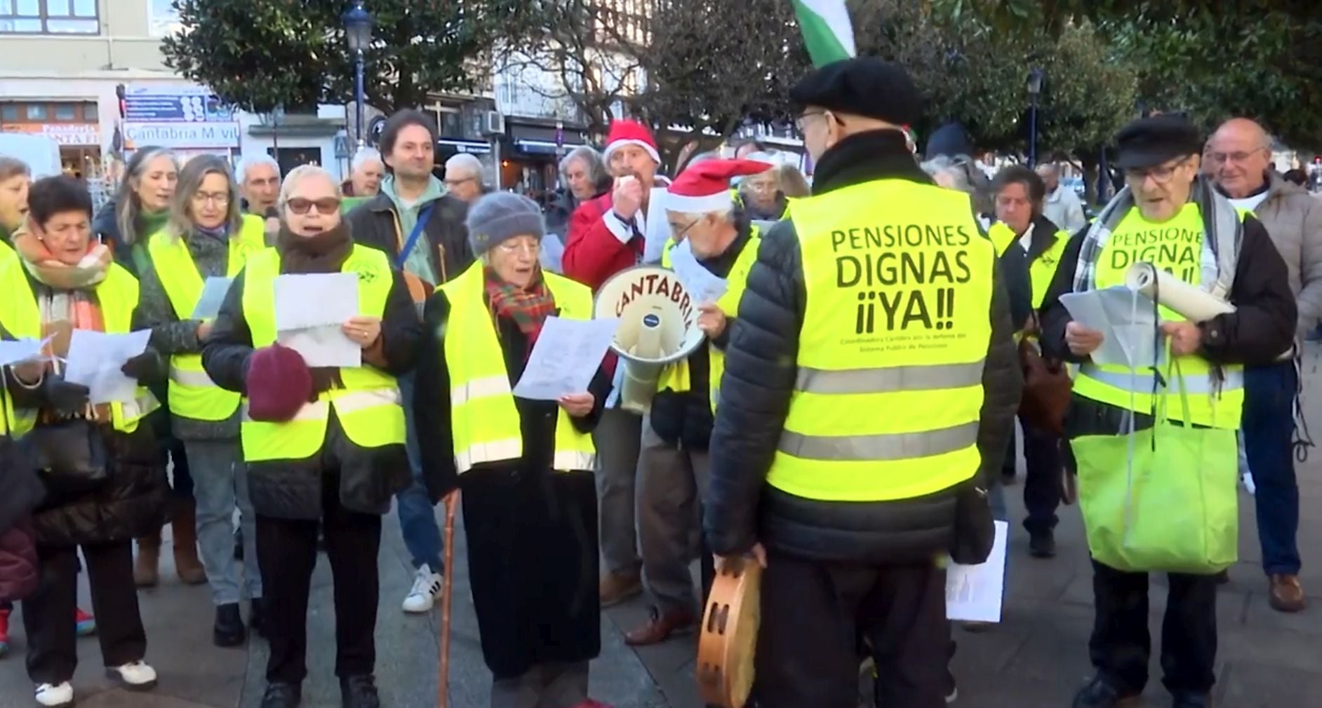 Pensionistas concentrados hoy en Santander cantando villancicos.