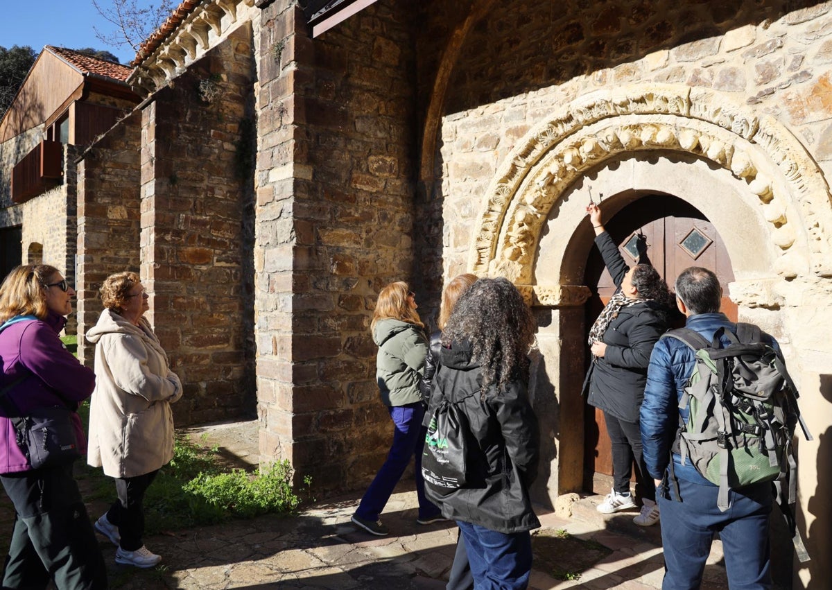 Imagen secundaria 1 - Cueva Santa, la iglesia románica de Piasca, o la ruta por los pueblos de Pesaguero, fueron algunas de las opciones propuestas