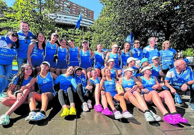 El equipo femenino de Astillero celebra el ascenso.