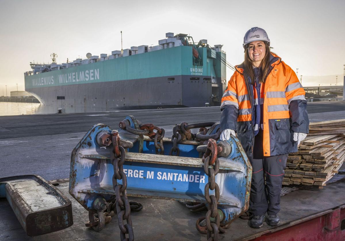 Blanca Azpeitia Martín, en el muelle 8 de Raos, en el Puerto de Santander.