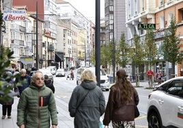 Calle Julián Ceballos, una de las arterias principales del casco urbano de Torrelavega.