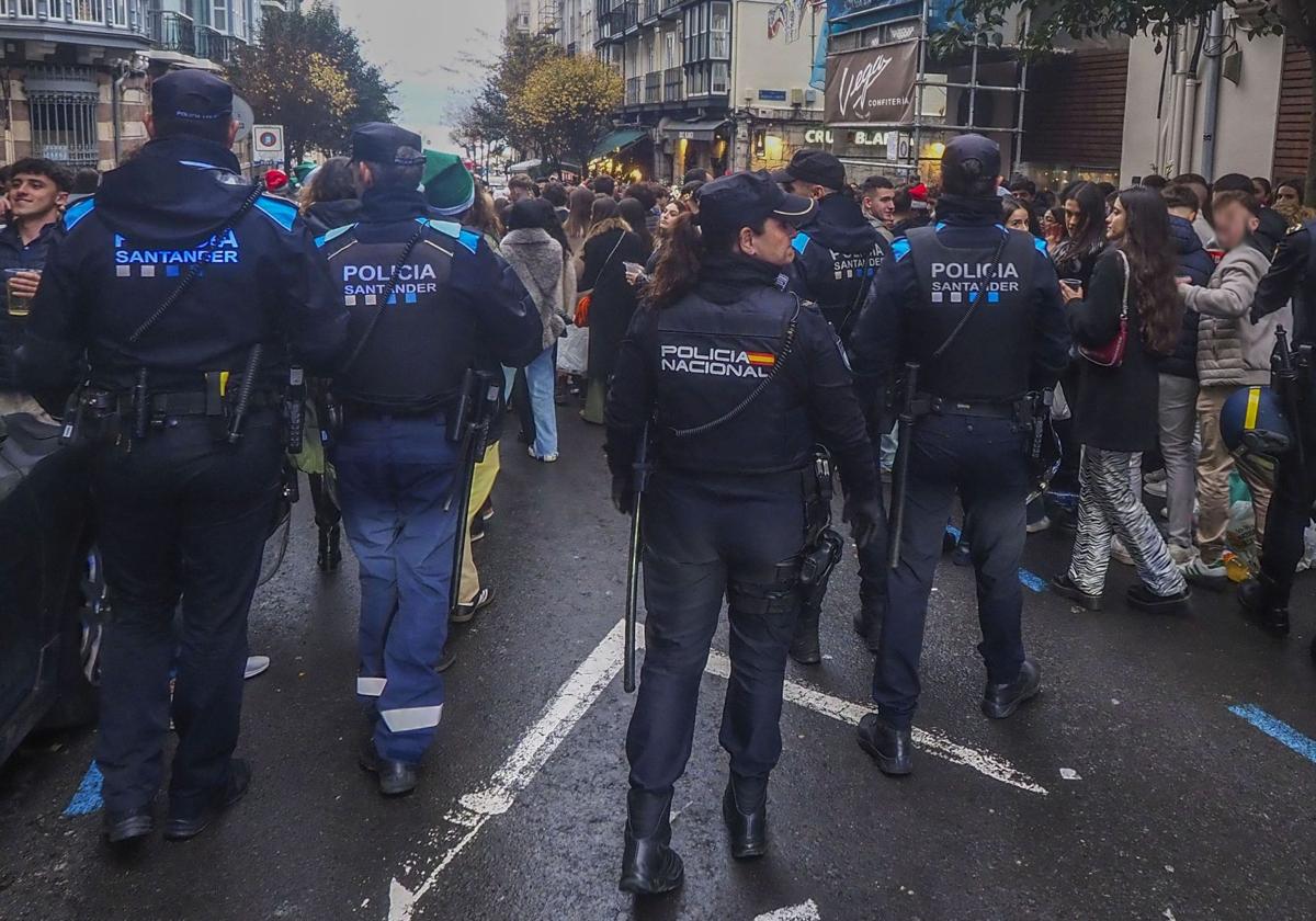 Efectivos policiales durante la Nochebuena en Santander. sane