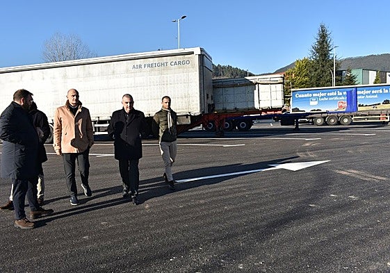 Roberto Media y julio Arranz recorriendo el nuevo aparcamiento del polígono.