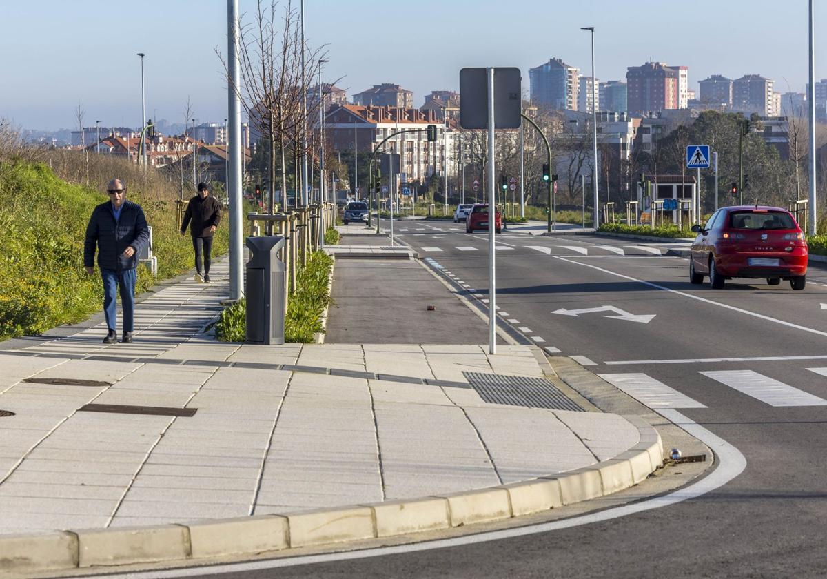 El nuevo vial que conecta los barrios de El Alisal y Peñacastillo, recientemente inaugurado.