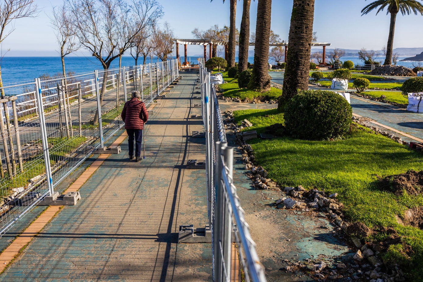 Pasear por allí es, actualmente, como una carrera de obstáculos.