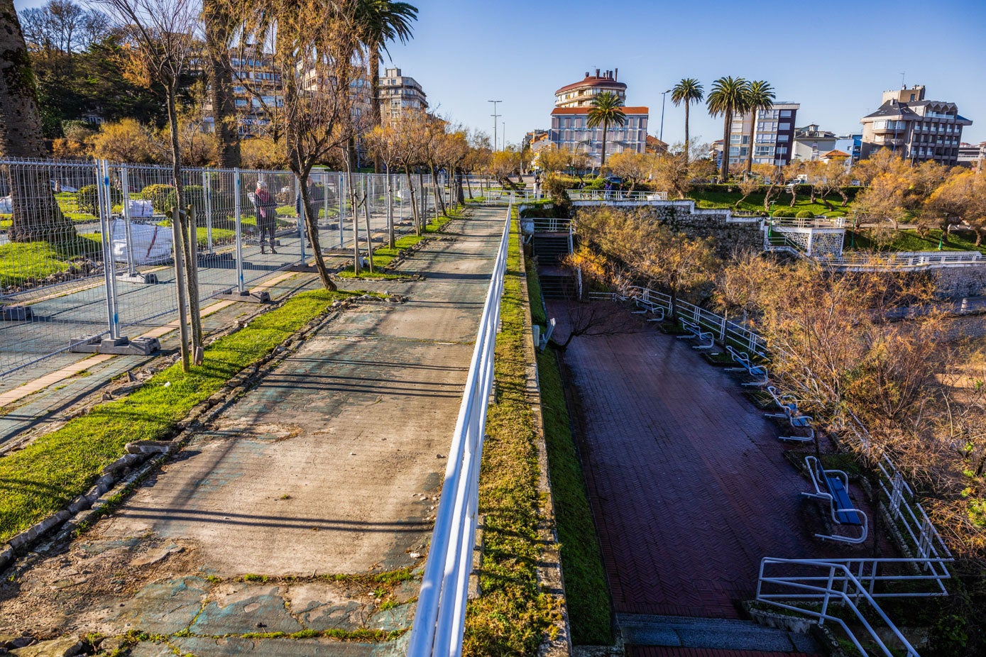 Hay caminos que siguen abiertos al público para que los peatones puedan llegar al mirador con vistas al mar.