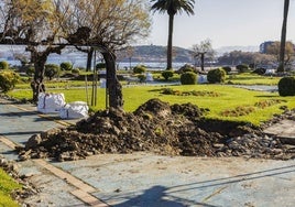 Montones de tierra y restos de pavimento en los Jardines de Piquío, con motivo de las obras de restauración.