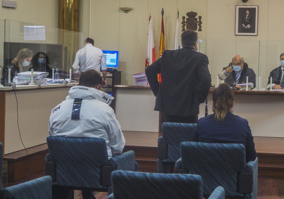 Los tres condenados durante el juicio celebrado en la Sección Tercera de la Audiencia Provincial.