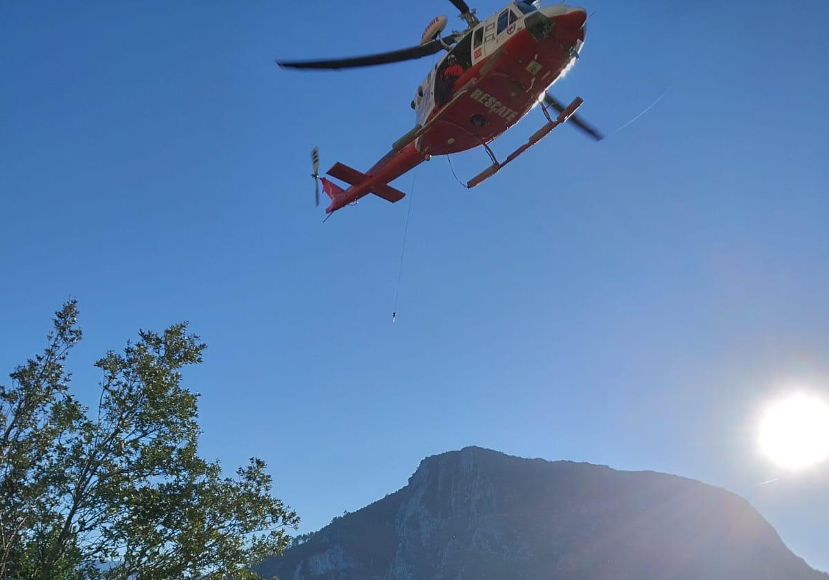 Helicóptero del Gobierno en la actuación en Ramales