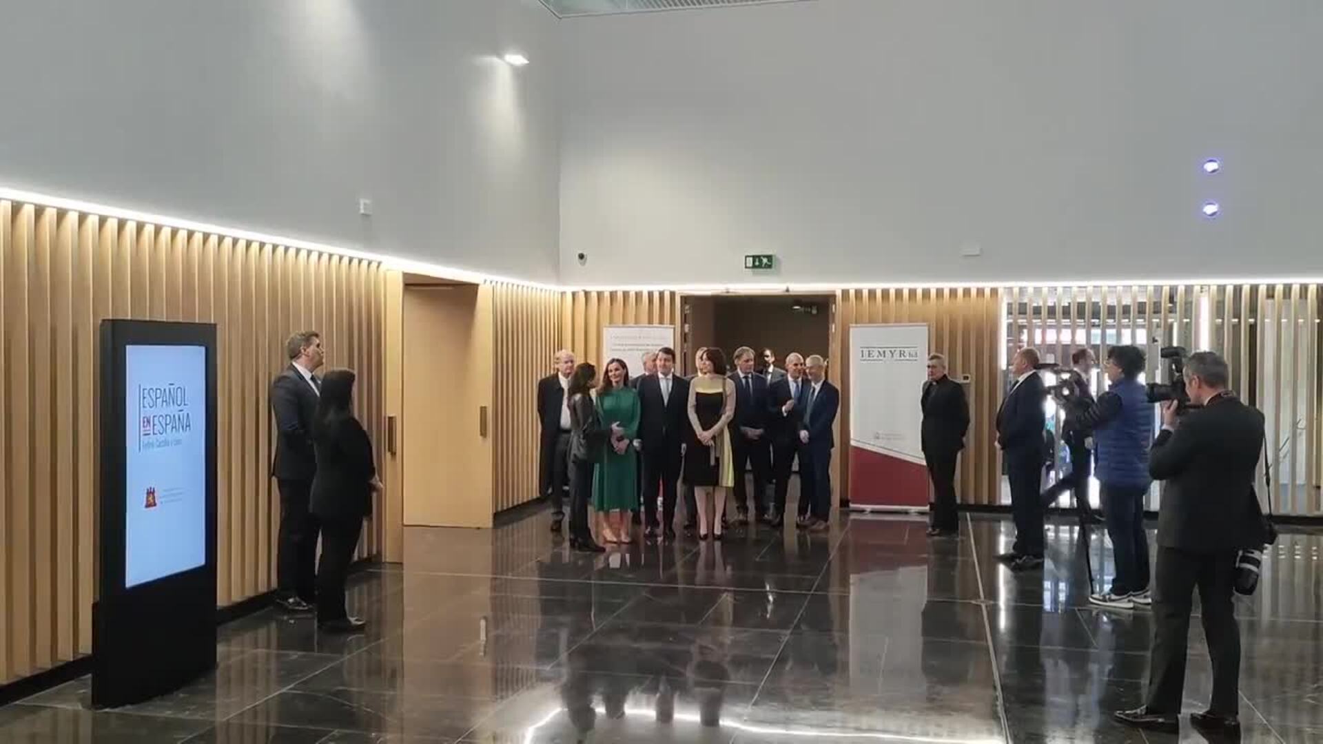 La Reina Letizia recupera el vestido 'low cost' verde esperanza