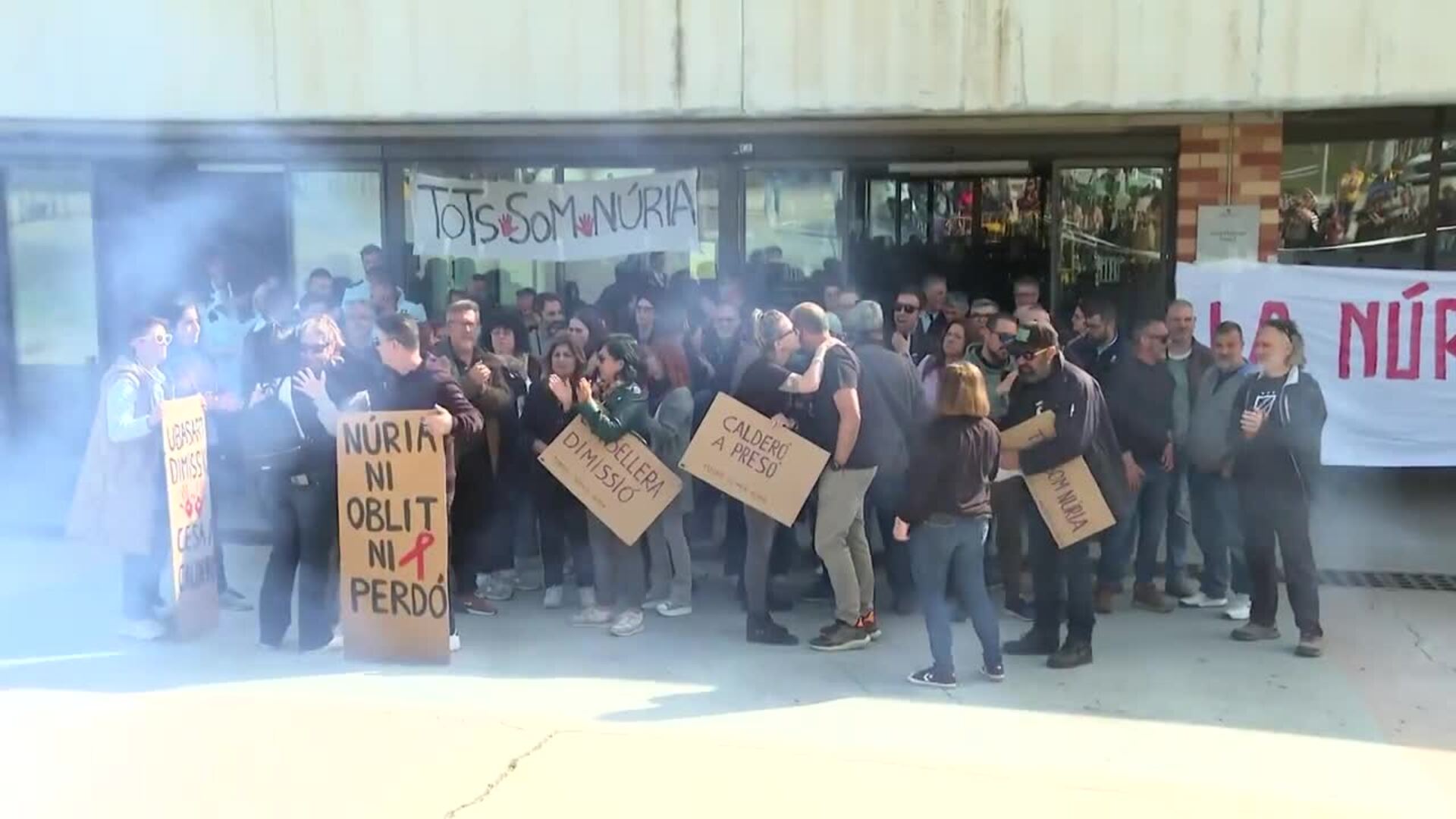 Unos 40 funcionarios protestan ante Brians 2 (Barcelona) mientras se espera la salida de Alves