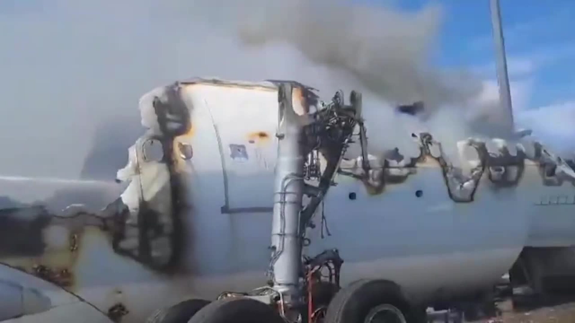 Trabajan en extinción de un incendio originado en un Airbus 330 en el aeropuerto de Ciudad Real