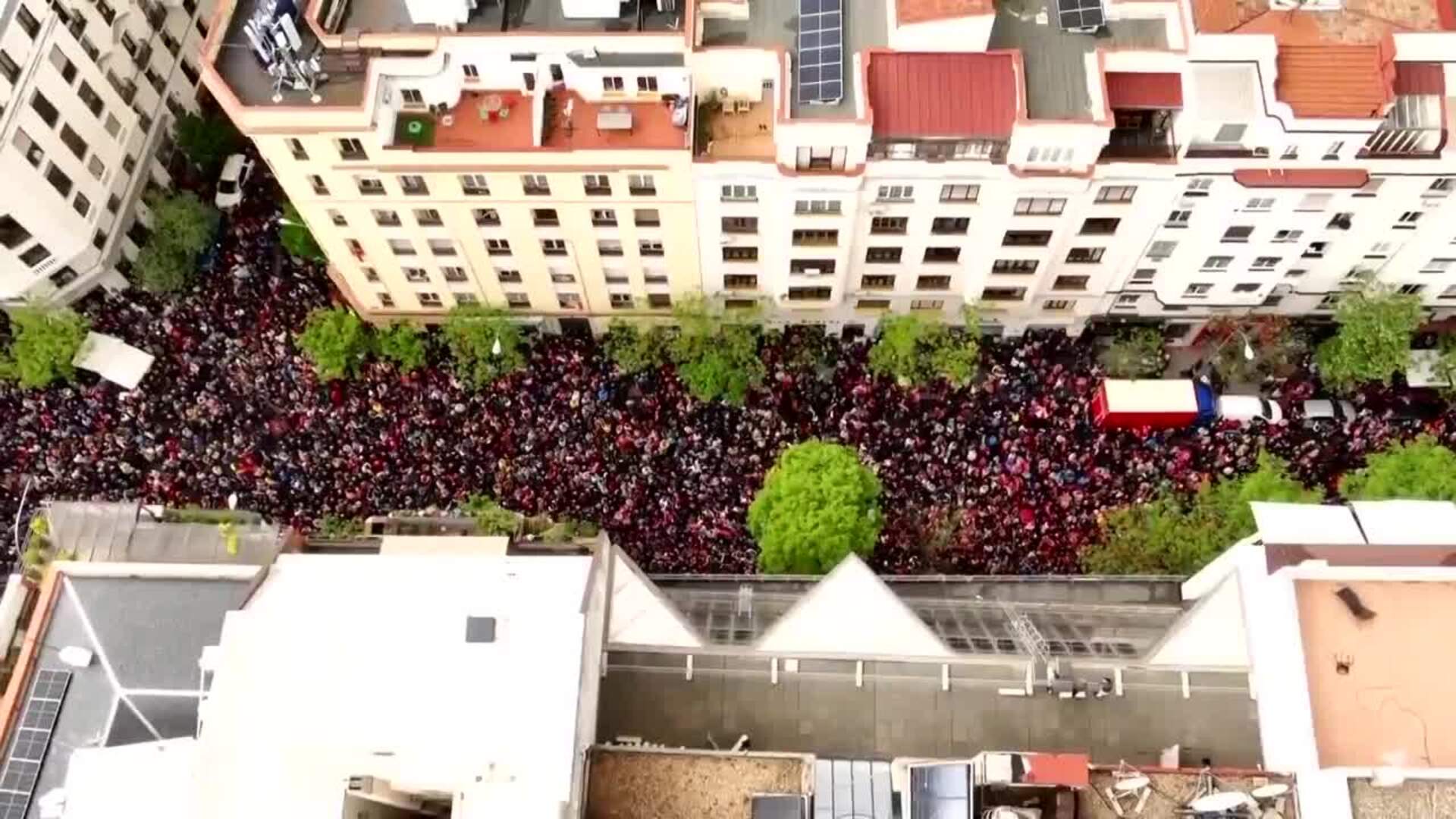 Dirigentes del PSOE salen a Ferraz y se unen a los manifestantes