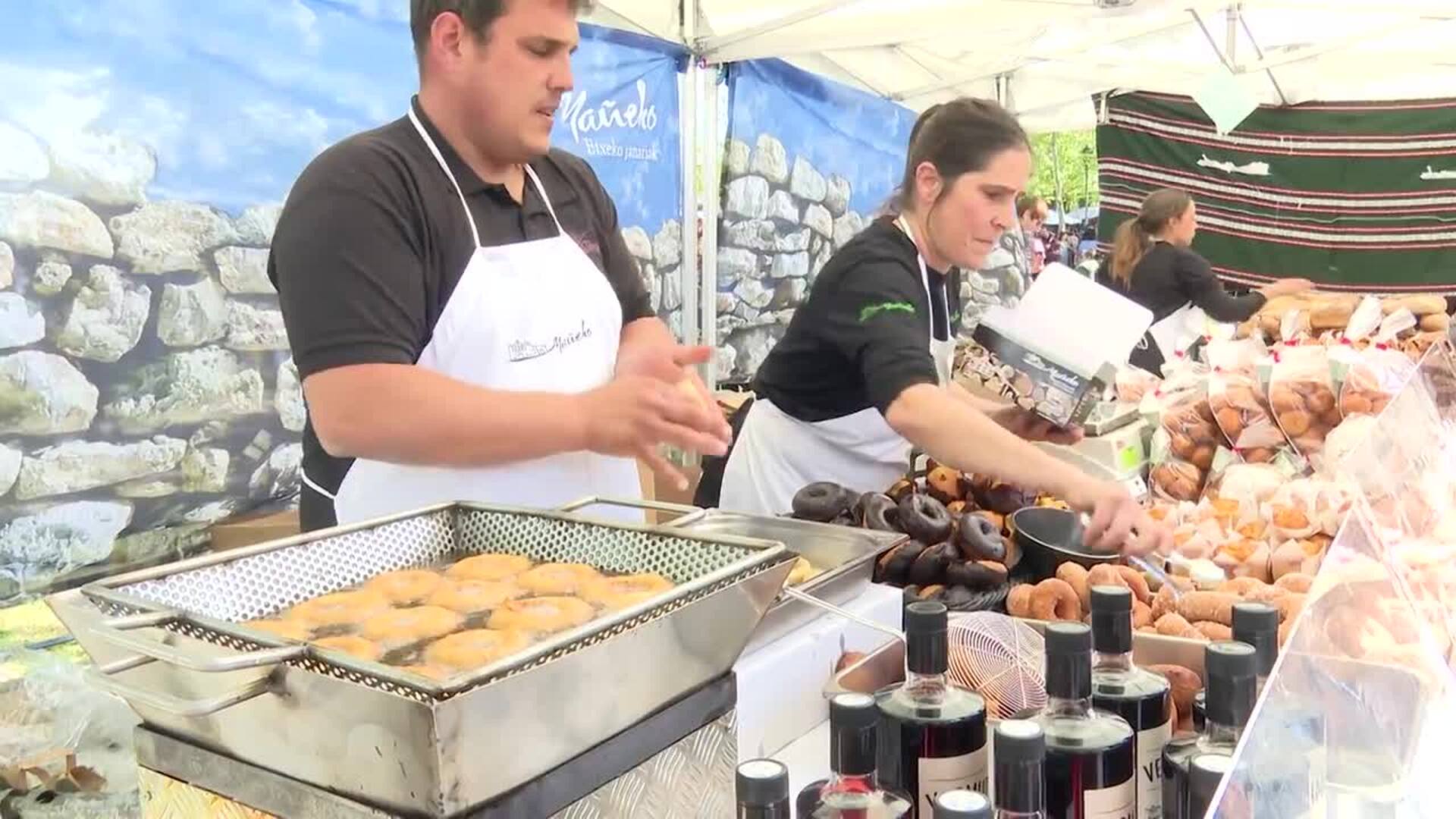 Miles de personas asisten a la fiesta de San Prudencio en Vitoria, donde triunfa el perretxiko