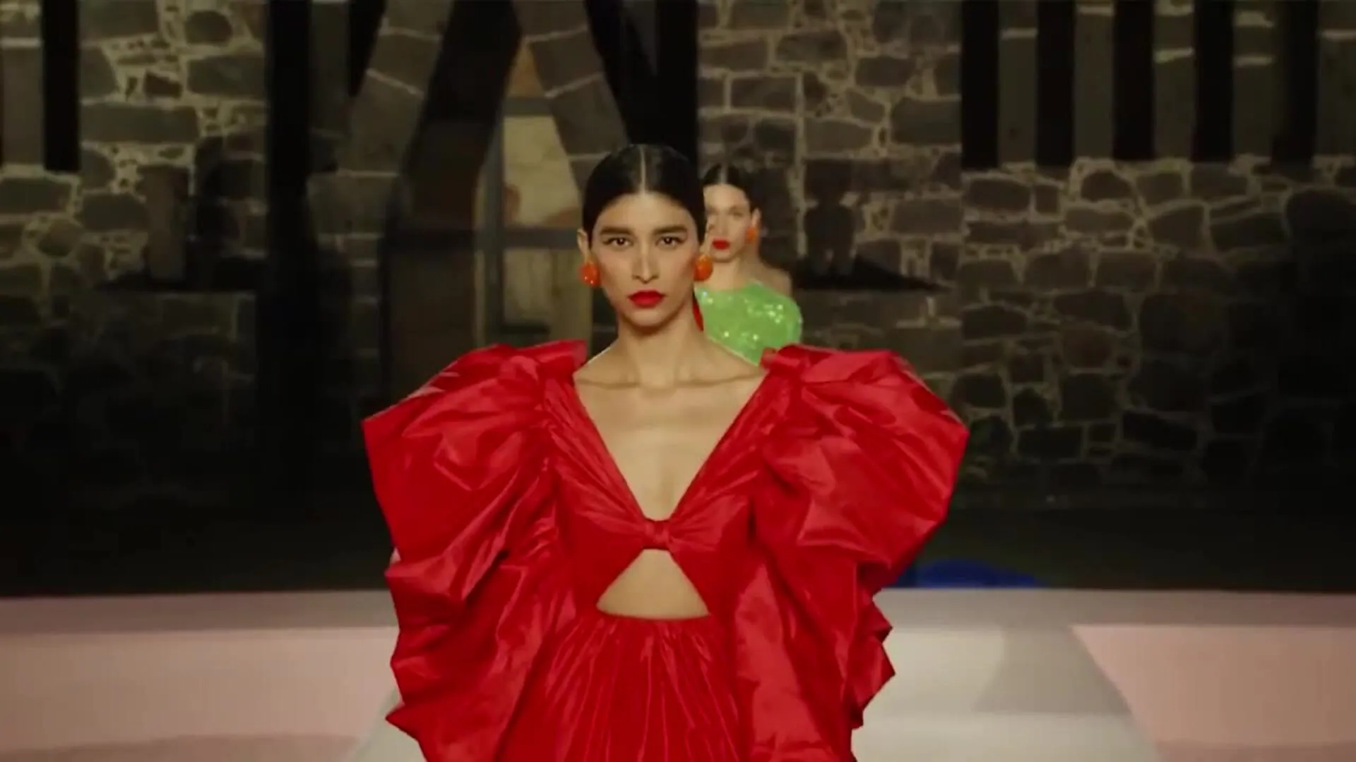 Carolina Herrera presenta su colección Resort 2025 en México