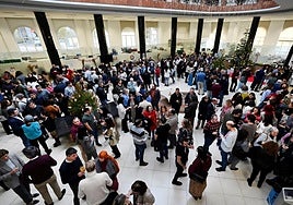 Empleados municipales en el tradicional brindis que se celebra al finalizar el año.