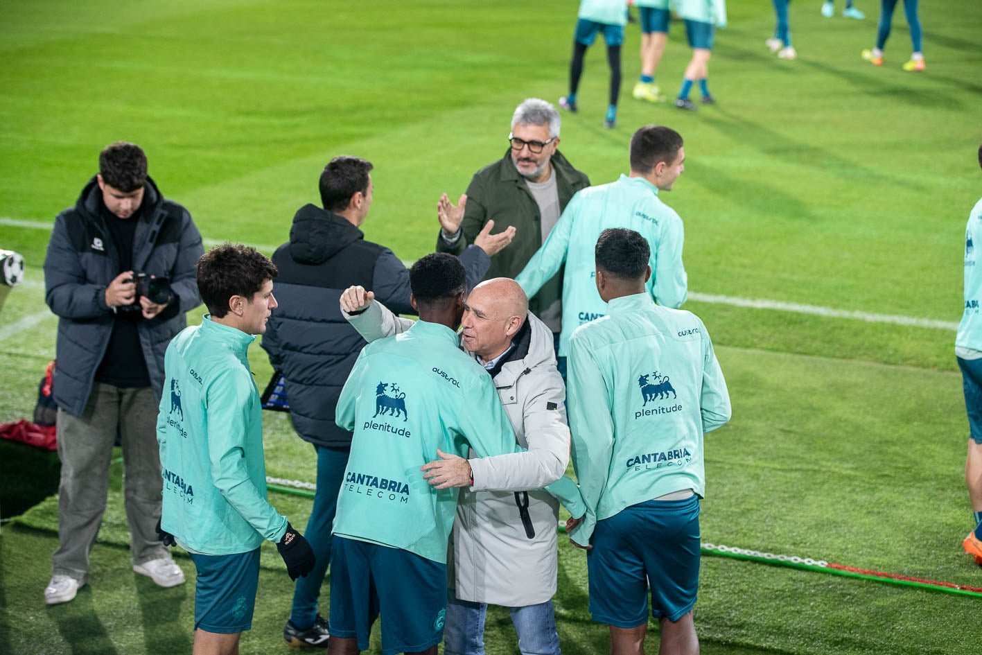 Manolo Higuera da la bienvenida a los jugadores.