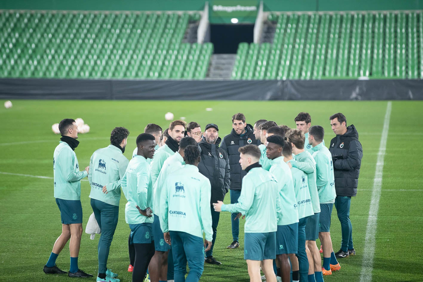 Los jugadores hacen pasillo para repartir collejas a Maguette, Lago Junior e Íñigo Vicente.