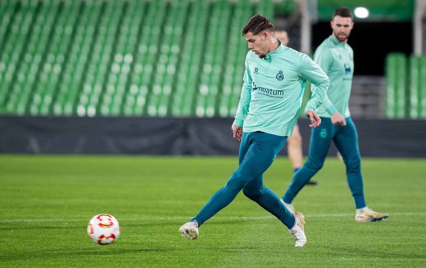 Javi Montero golpea el balón durante el entrenamiento.