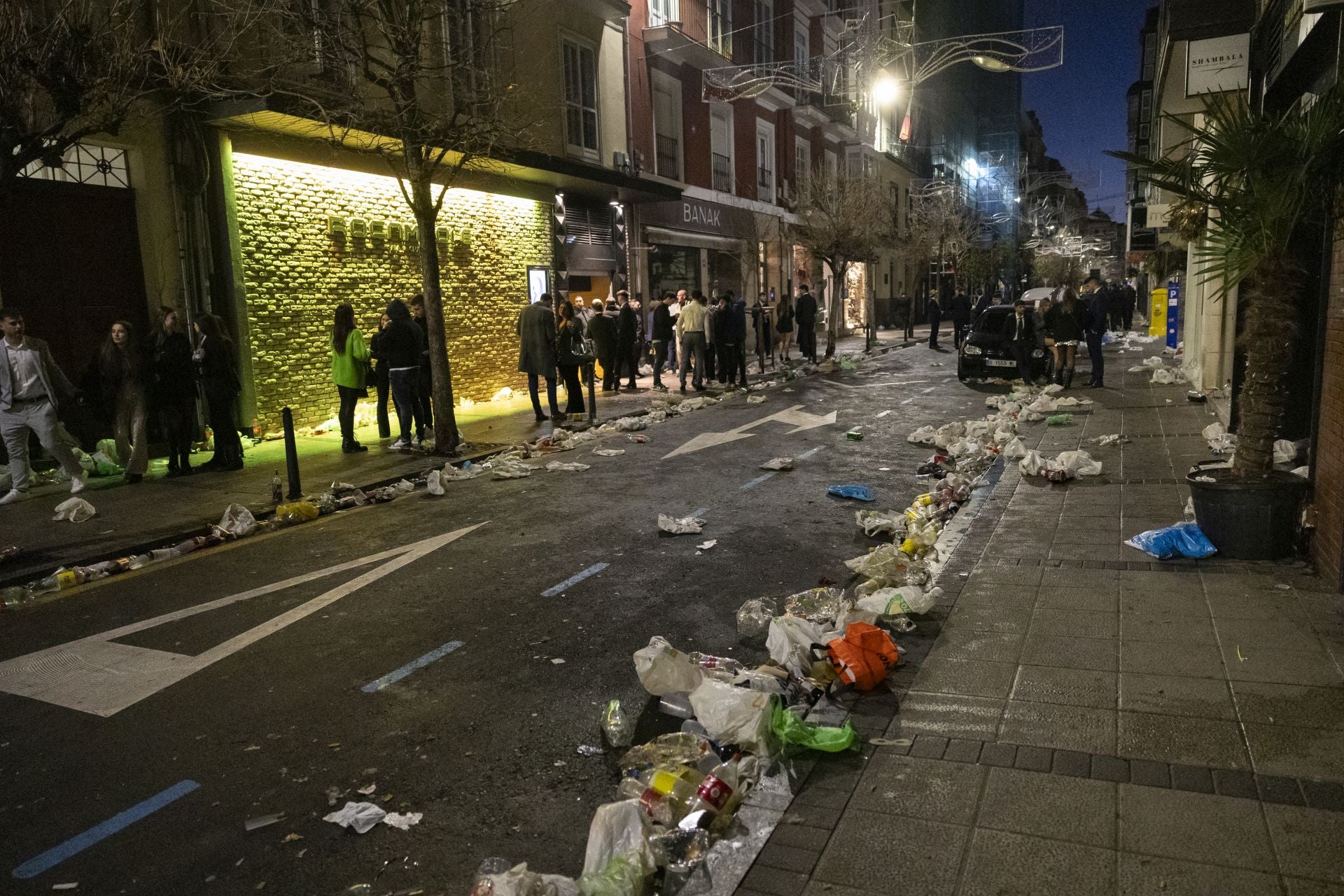Primeros compases del día en el exterior de una conocida discoteca de la calle Hernán Cortés