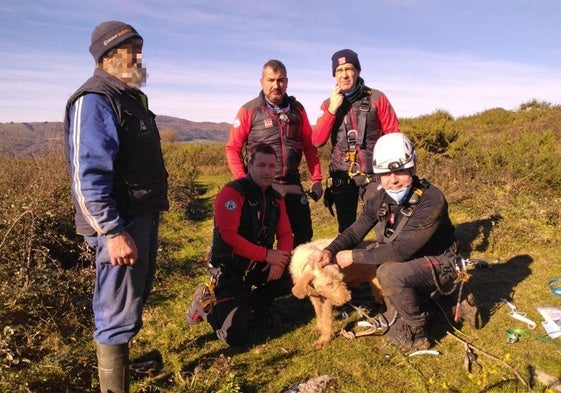 En la imagen, con casco y de negro, Ignacio Iglesias, con sus compañeros y el perro