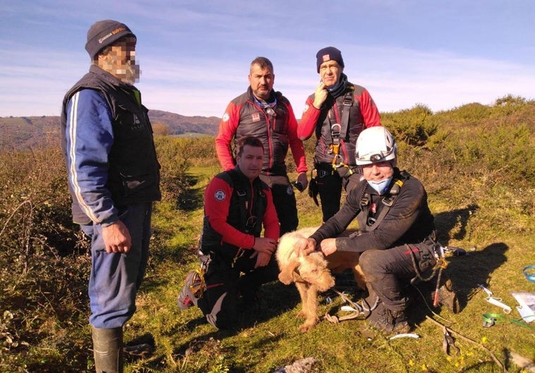 En la imagen, con casco y de negro, Ignacio Iglesias, con sus compañeros y el perro