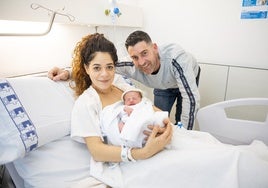 Triana, la primera cántabra de 2025, en la habitación de Valdecilla junto a sus padres, Estíbaliz y José.