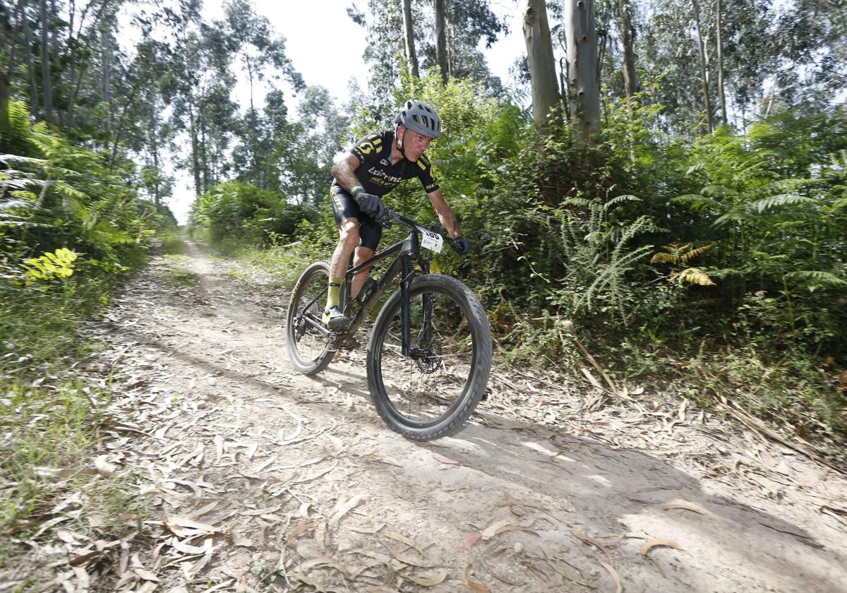 Un ciclista de montaña desciende en una competición celebrada en el monte Dobra, en una imagen de archivo.