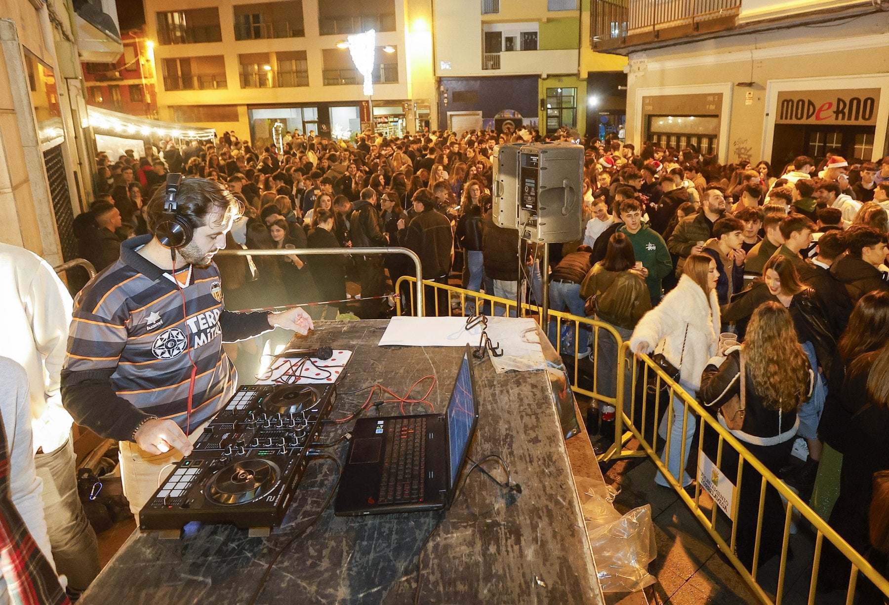 Un pinchadiscos musicaliza la fiesta el pasado 21 de diciembre, en la zona de vinos de Torrelavega.