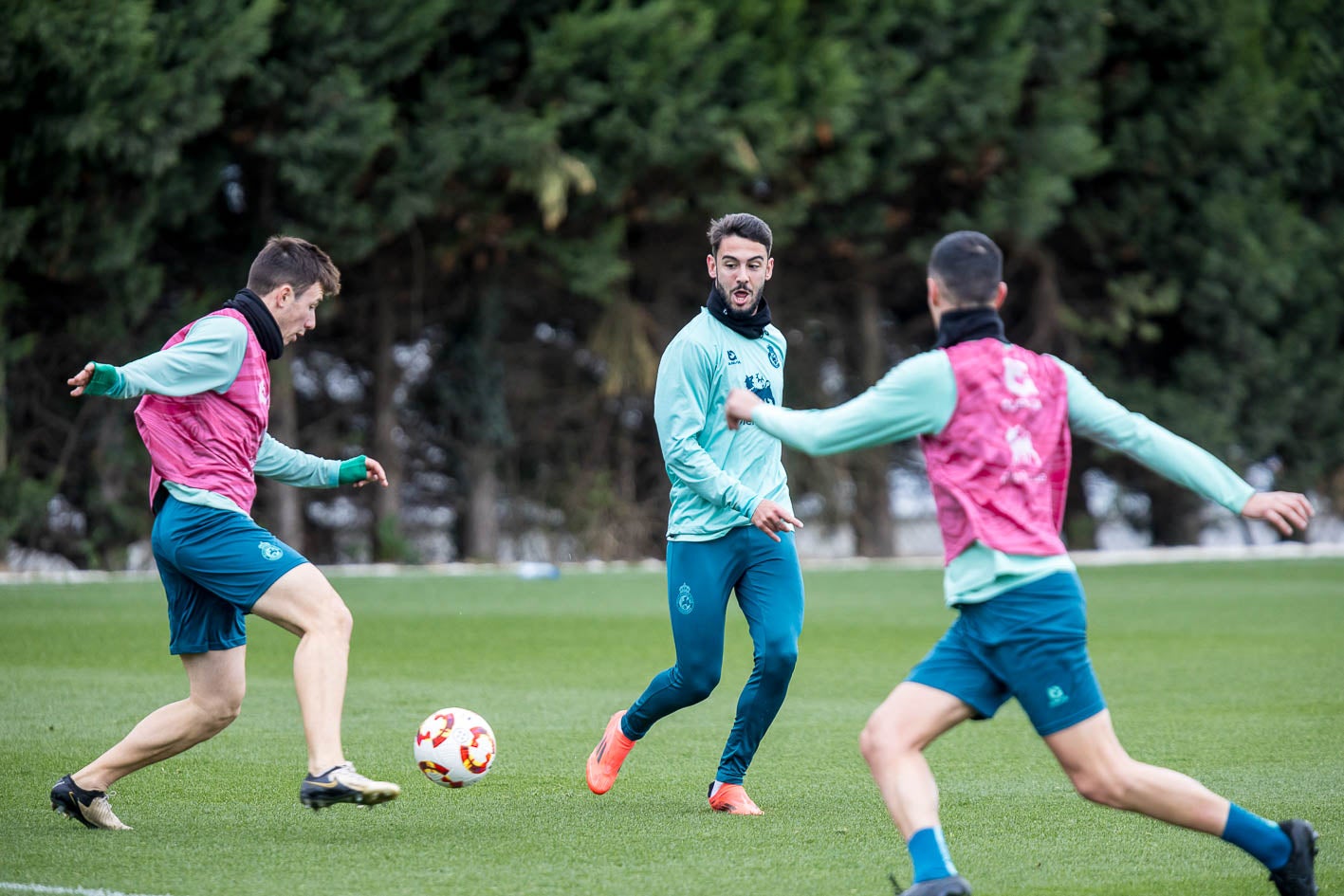 Saúl controla la pelota ante Andrés Martín.