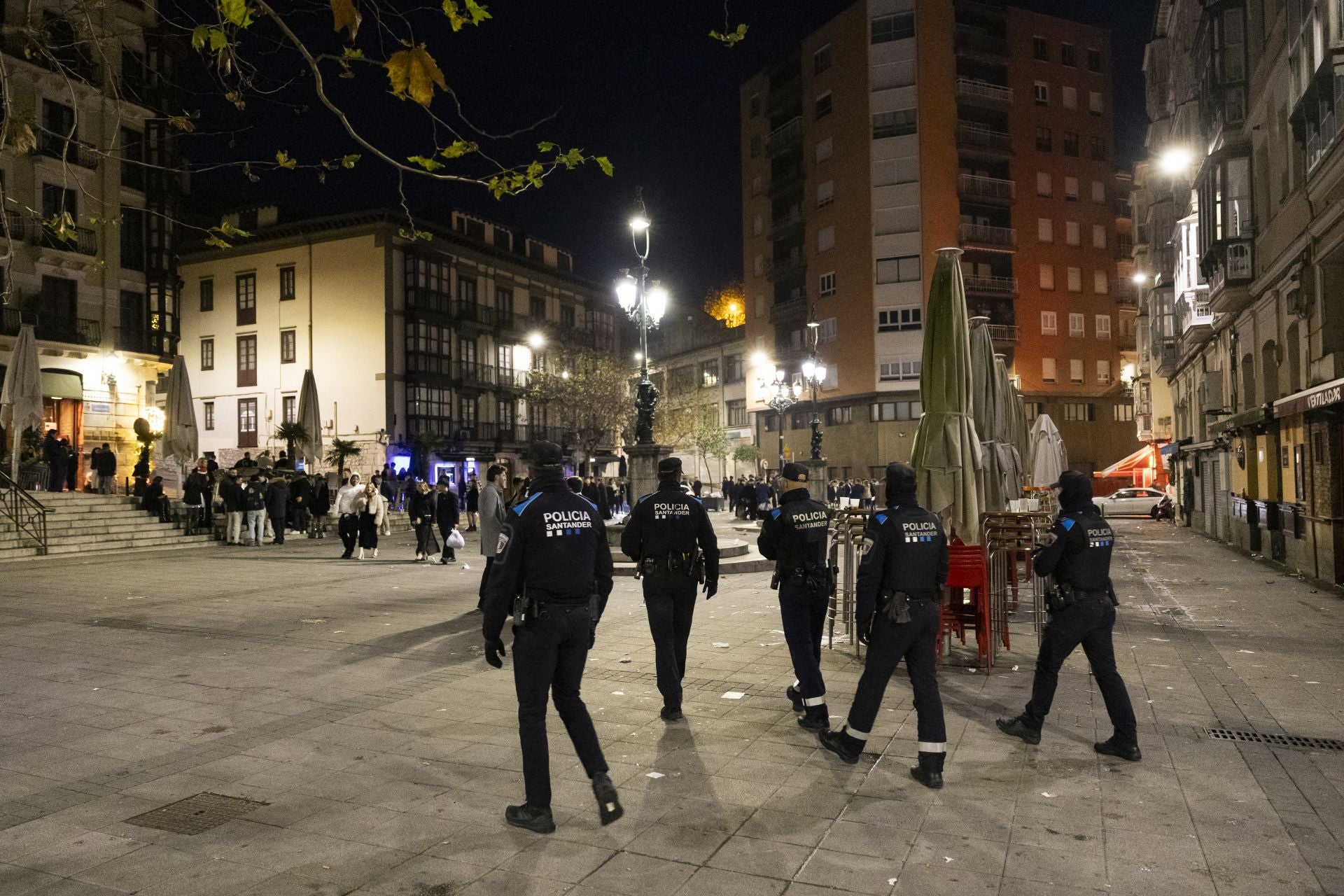 La plaza de Cañadío, con presencial policial, por el dispositivo organizado para evitar el botellón en este lugar.