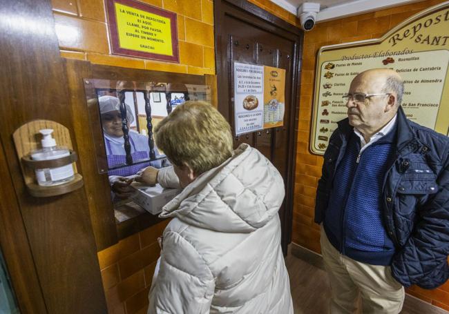 Clientes comprando en el torno del convento en Villaverde.