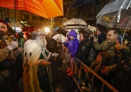 Melchor durante la Cabalgata del año pasado, saludando a la gente que lo esperaba bajo la lluvia.