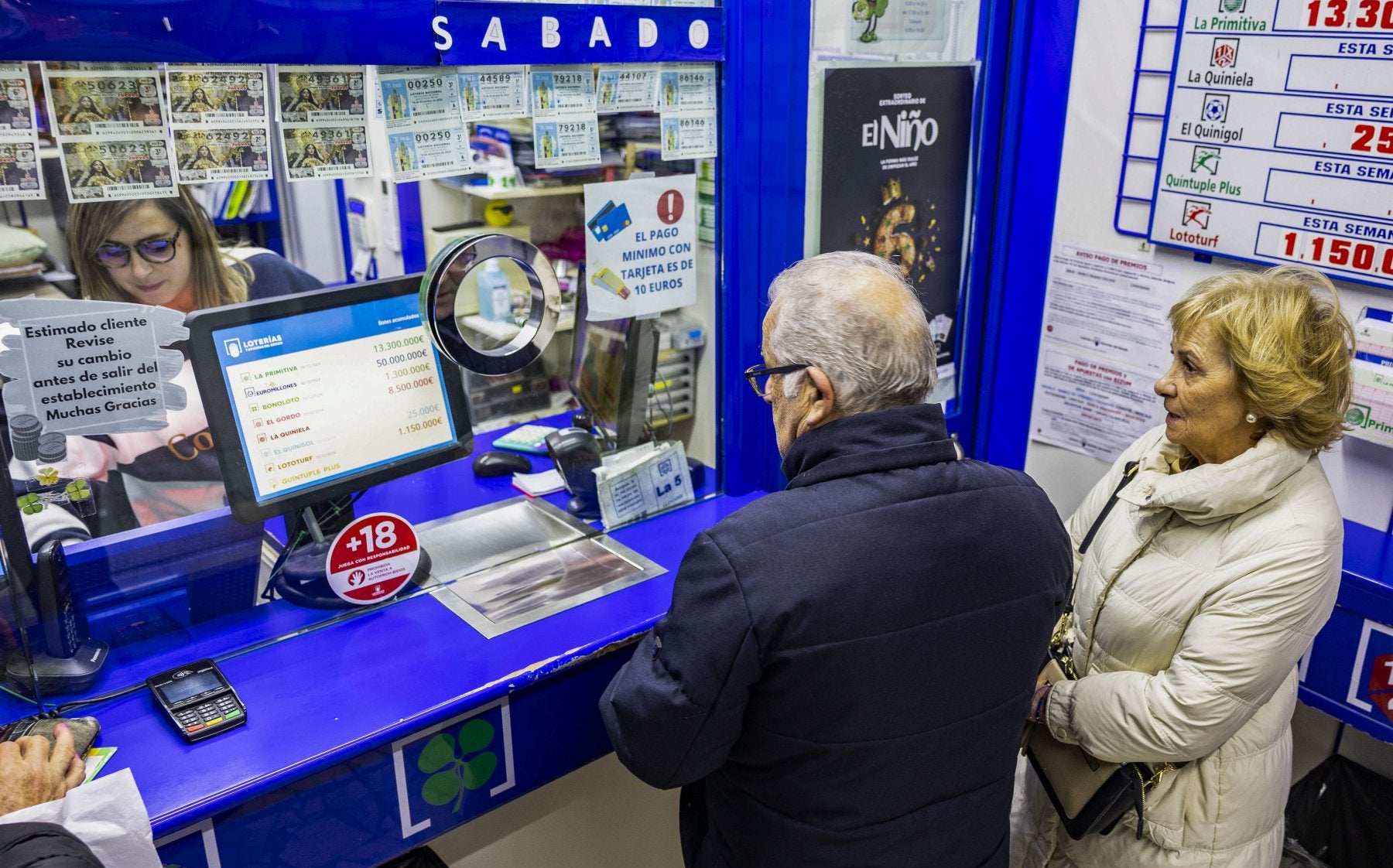 Un cliente compra lotería en una administración de Santander.