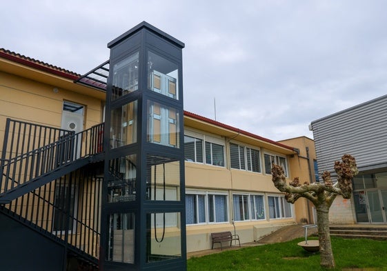 Nuevo ascensor en el exterior de la fachada del colegio.