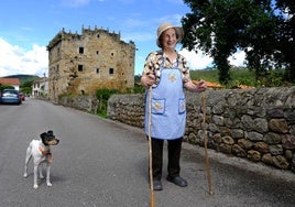 Sara Esther Gutiérrez en Villanueva delante de la Torre de Hoyos.