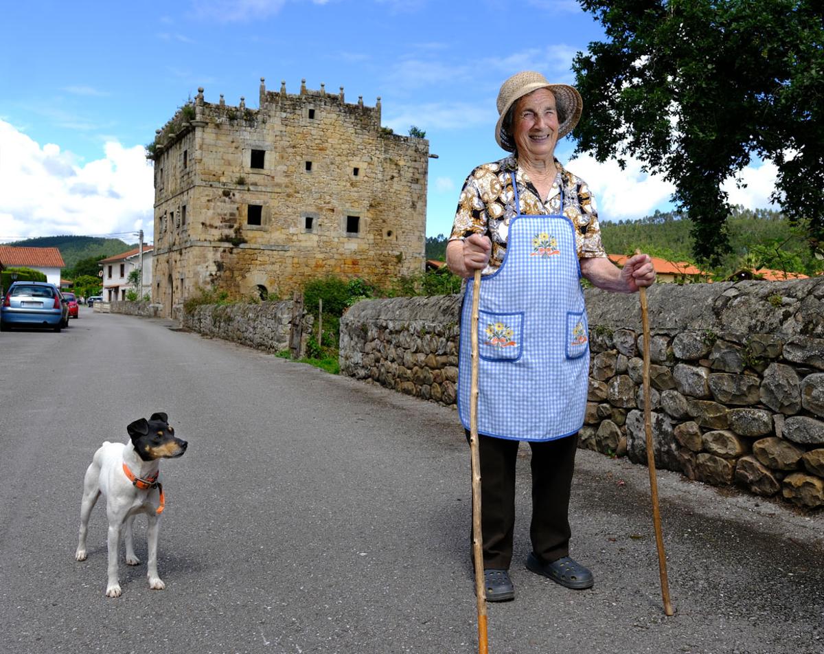 Sara Esther Gutiérrez en Villanueva delante de la Torre de Hoyos.