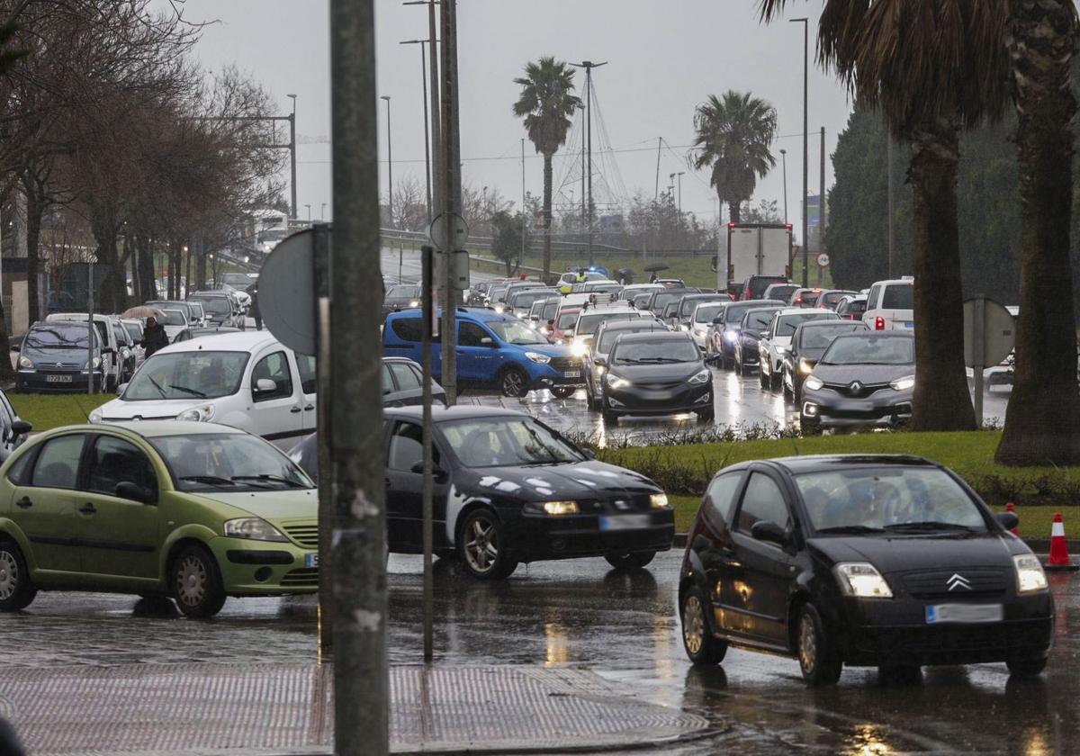 Atascos, este viernes por la mañana, en el acceso a El Corte Inglés.