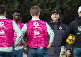 José Alberto da instrucciones a sus jugadores en la sesión del jueves.