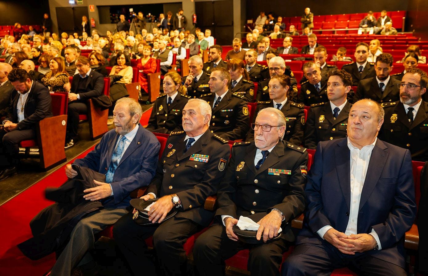 Los elogios hacia la entrega y la profesionalidad de los agentes, en activo o jubilados, estuvieron presentes durante todo el acto.