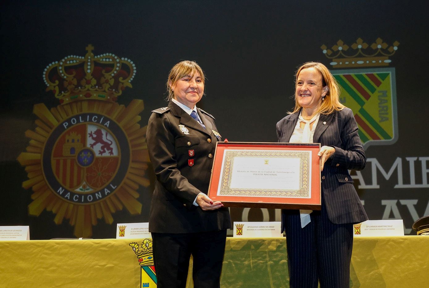 La jefa superior de la Policía, Carmen Martínez, sostiene el diploma entregado por la consejera de Presidencia y Seguridad, Isabel Urrutia.