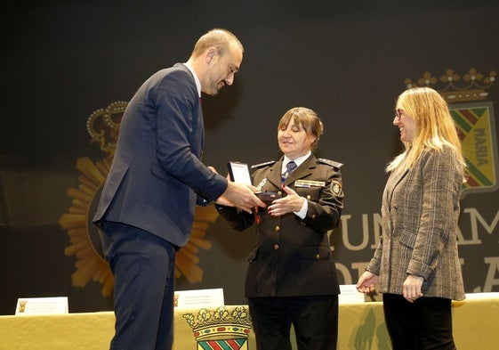 El alcalde, Javier López Estrada, entrega la Medalla de Honor de la ciudad a la jefa superior de la Policía Nacional, Carmen Martínez, en presencia de la delegada del Gobierno, Eugenia Gómez de Diego.