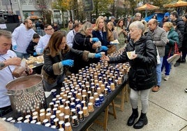 Reparto de rosco solidario en Santander