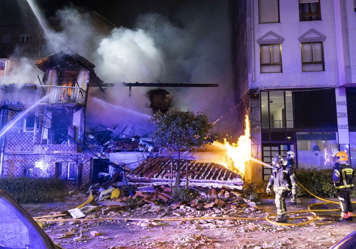 Estado en el que quedó el edificio que se incendió y derrumbó en La Albericia dejando tres fallecidos.