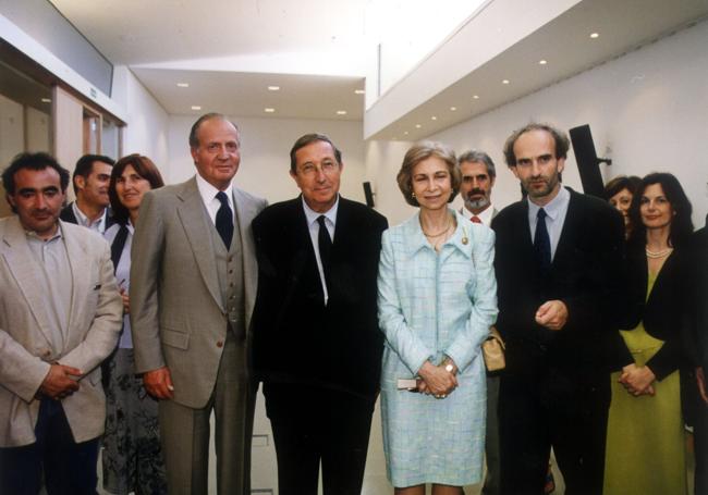 Los reyes, junto al arquitecto Juan Navarro Baldeweg y el entonces director del Museo, José Antonio Lasheras, en la inauguración oficial de 2001.